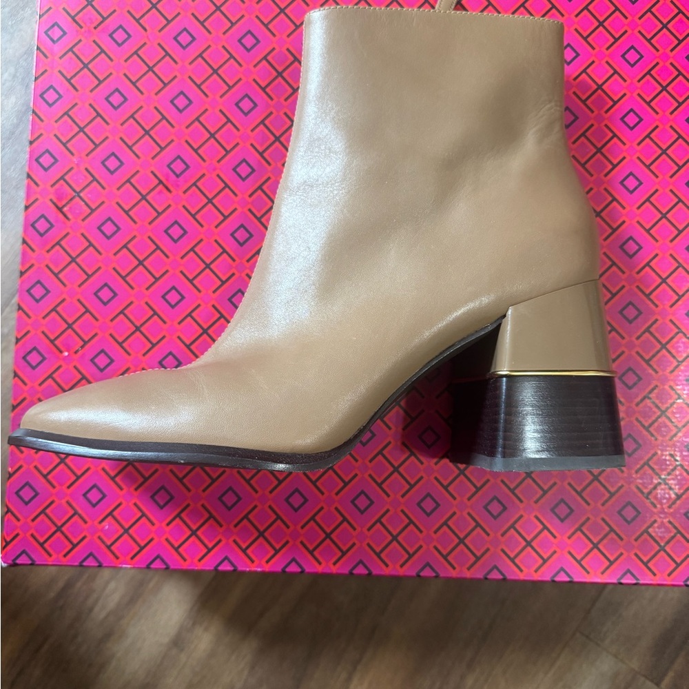 Tory Burch Calf Leather Ankle Boots 75MM Taupe/Tan Side Zip Square Toe. 9.5M - Picture 2 of 8